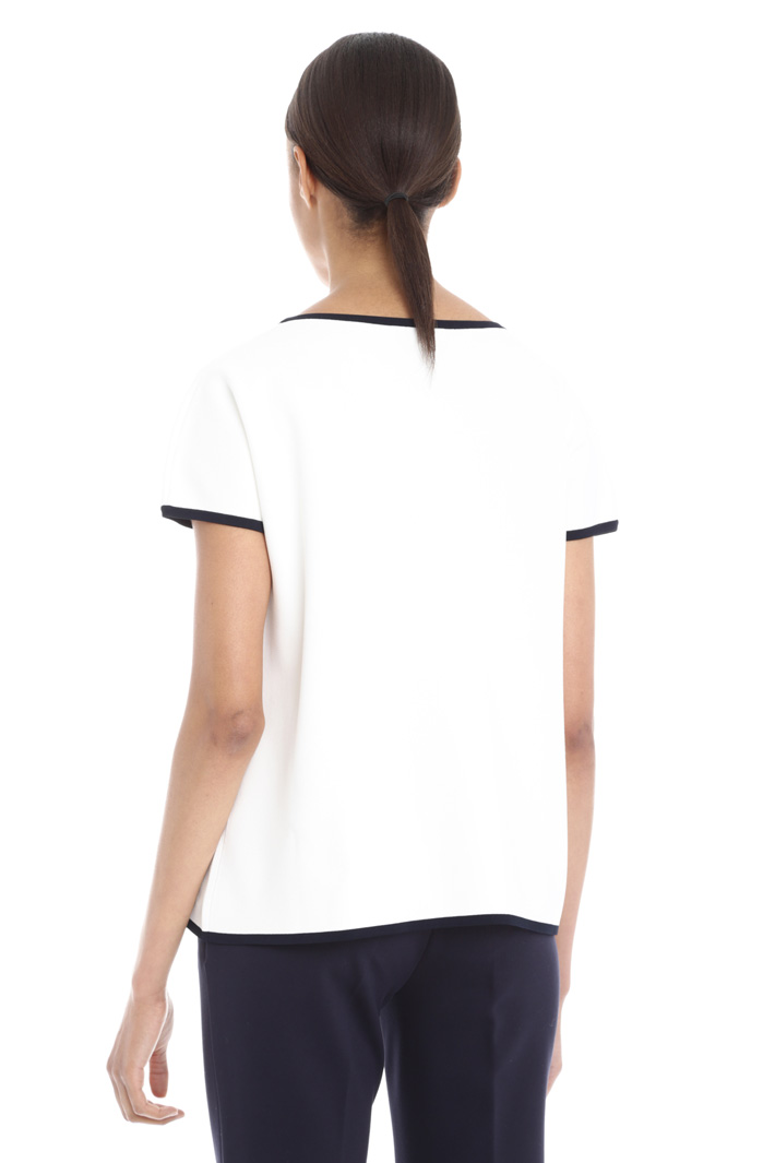 Maglia boxy in viscosa stretch Intrend Maglia boxy in viscosa stretch Intrend