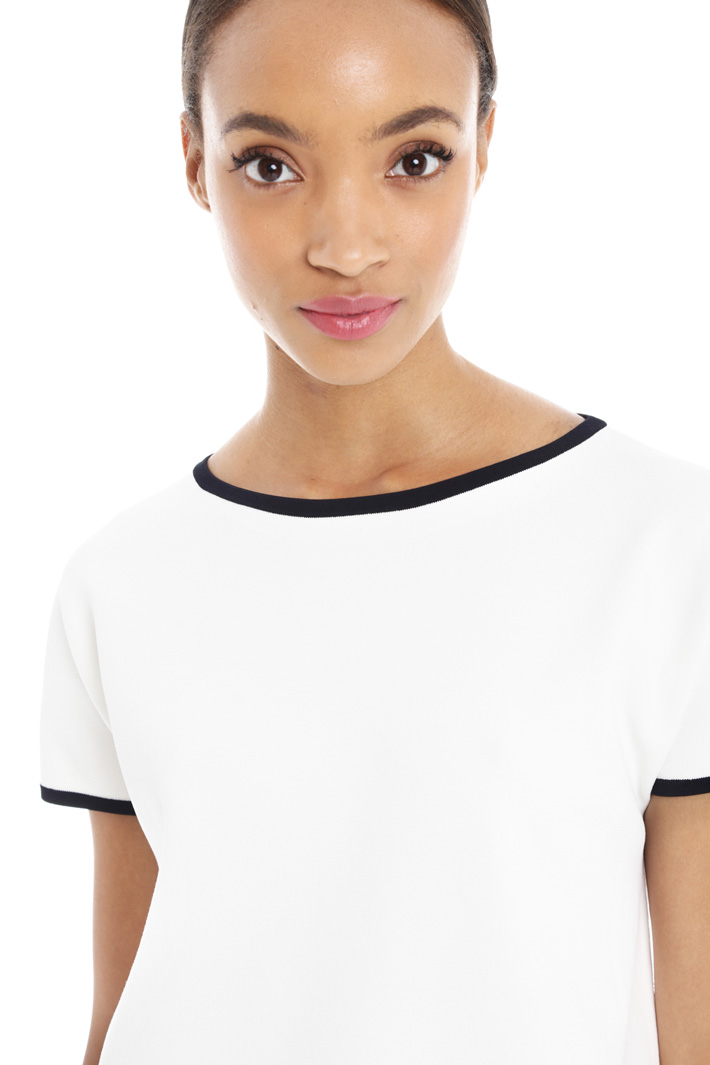 Maglia boxy in viscosa stretch Intrend Maglia boxy in viscosa stretch Intrend