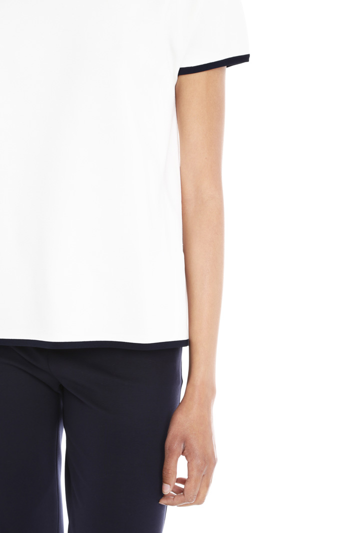 Maglia boxy in viscosa stretch Intrend Maglia boxy in viscosa stretch Intrend