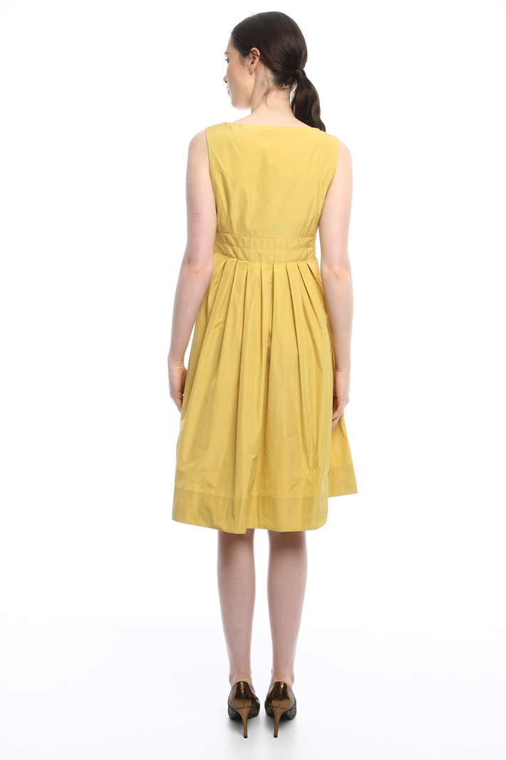 Flared sleeveless dress Intrend Flared sleeveless dress Intrend