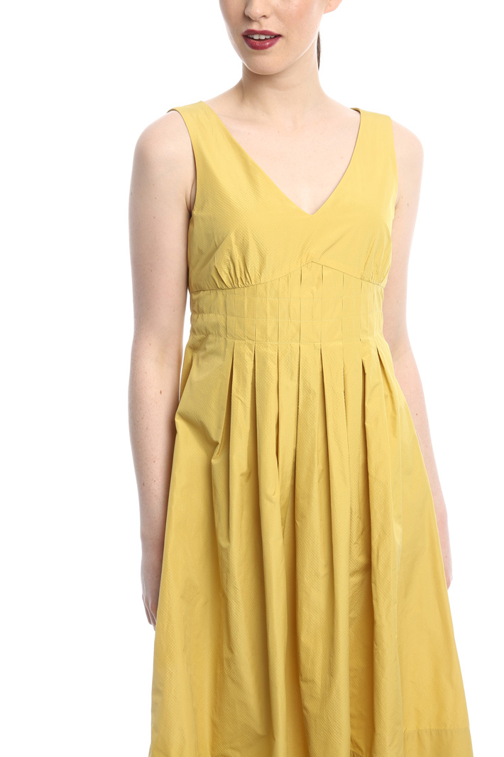 Flared sleeveless dress Intrend Flared sleeveless dress Intrend