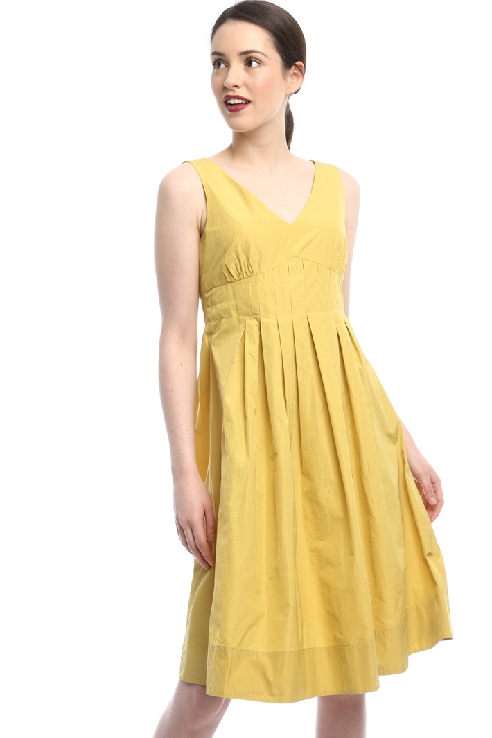 Flared sleeveless dress Intrend Flared sleeveless dress Intrend