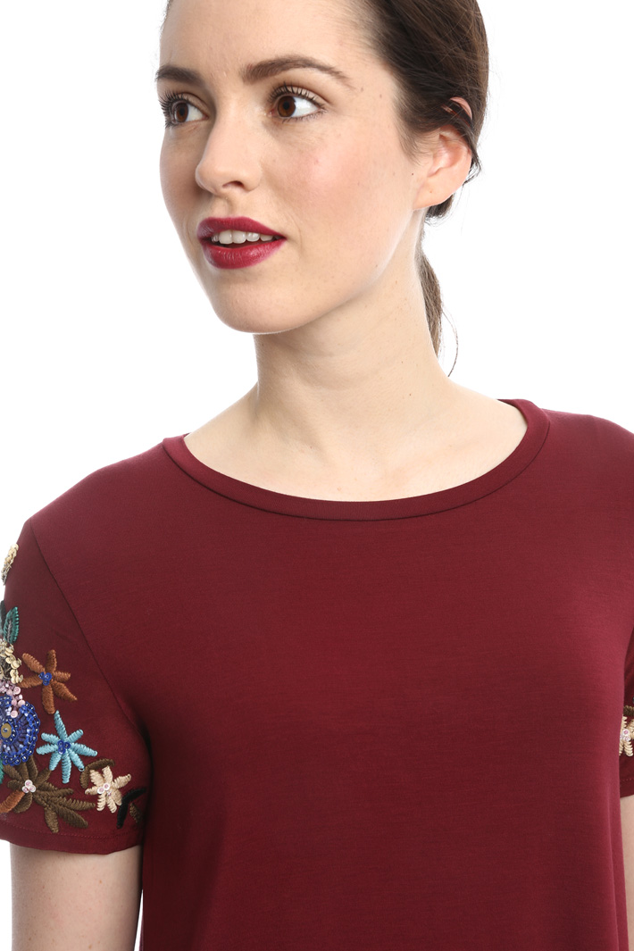 T-shirt con maniche ricamate Intrend T-shirt con maniche ricamate Intrend