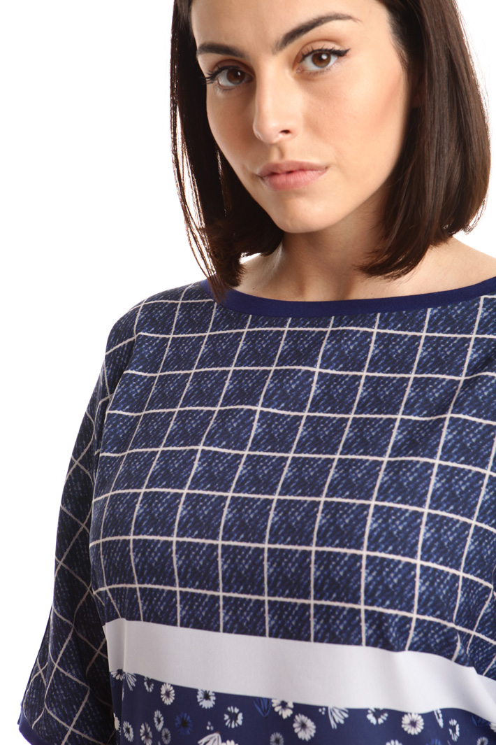 T-shirt con pannello fantasia Intrend T-shirt con pannello fantasia Intrend