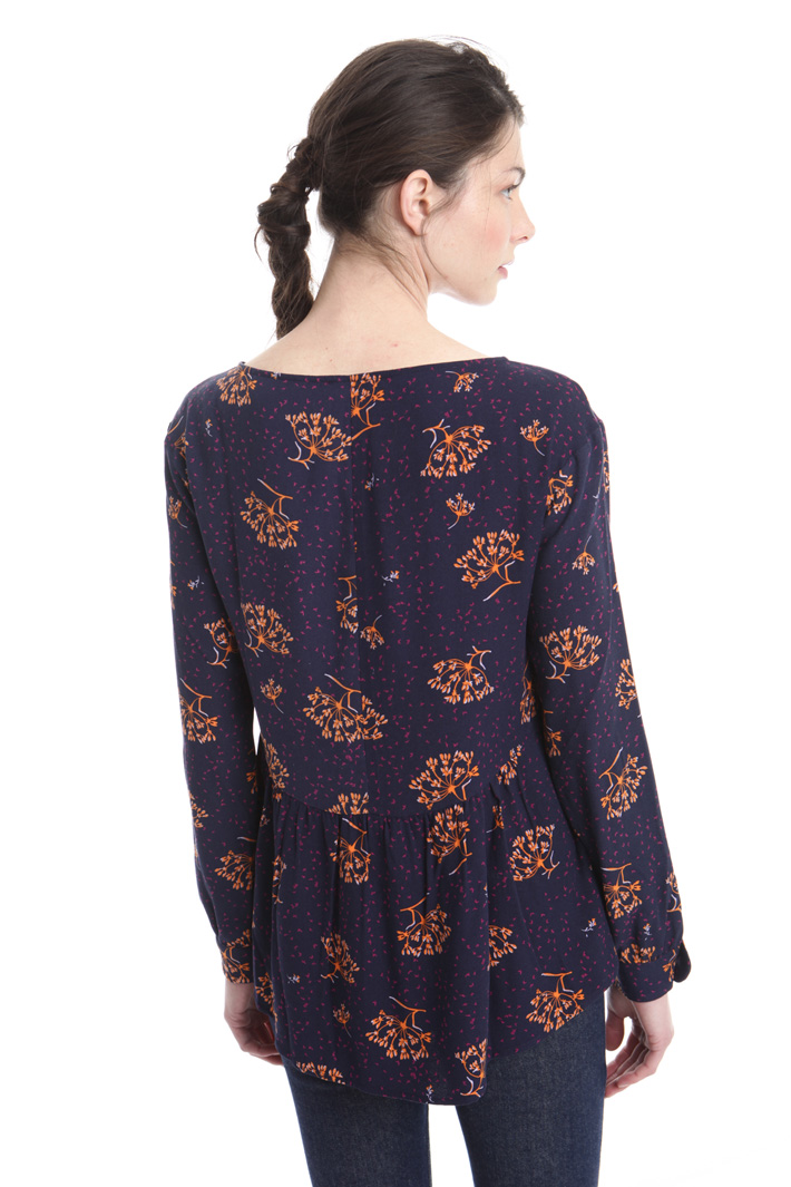 Blusa in crepe con fantasia Intrend Blusa in crepe con fantasia Intrend