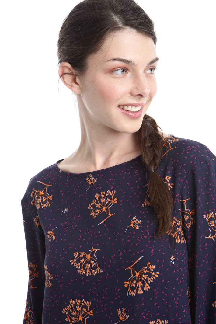 Blusa in crepe con fantasia Intrend Blusa in crepe con fantasia Intrend