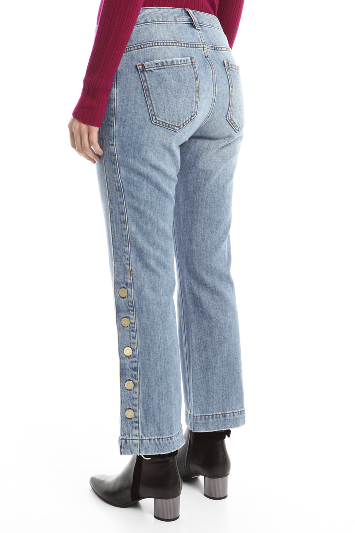 Jeans flared con bottoni Intrend Jeans flared con bottoni Intrend