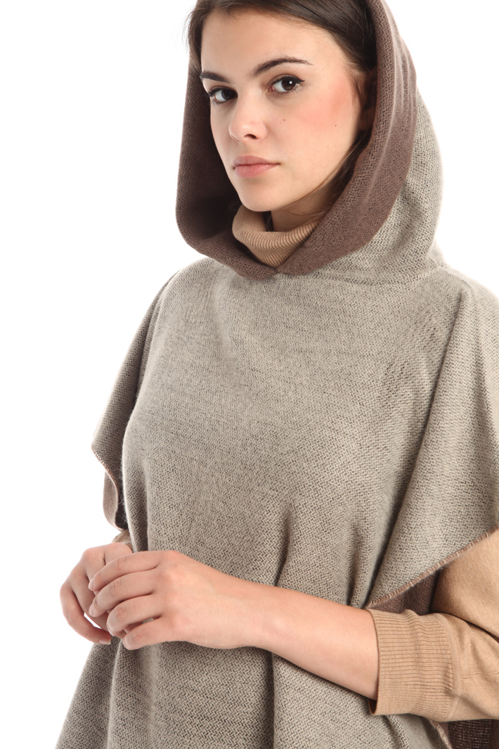 Fringed hooded poncho Intrend Fringed hooded poncho Intrend