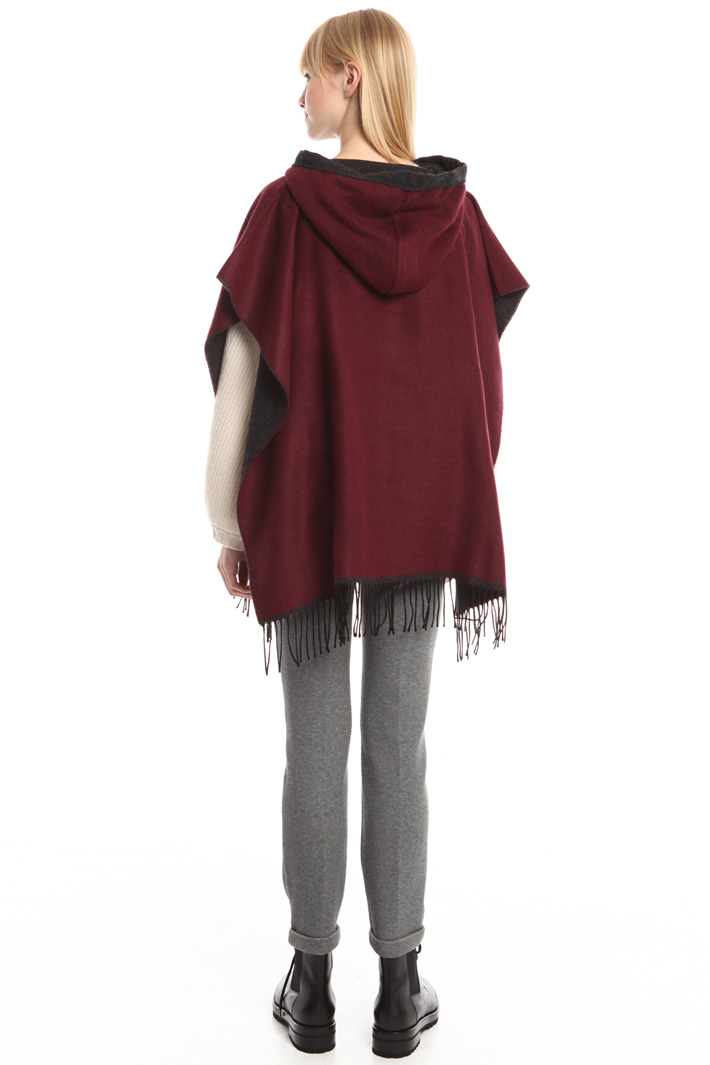 Poncho con cappuccio e frange Intrend Poncho con cappuccio e frange Intrend