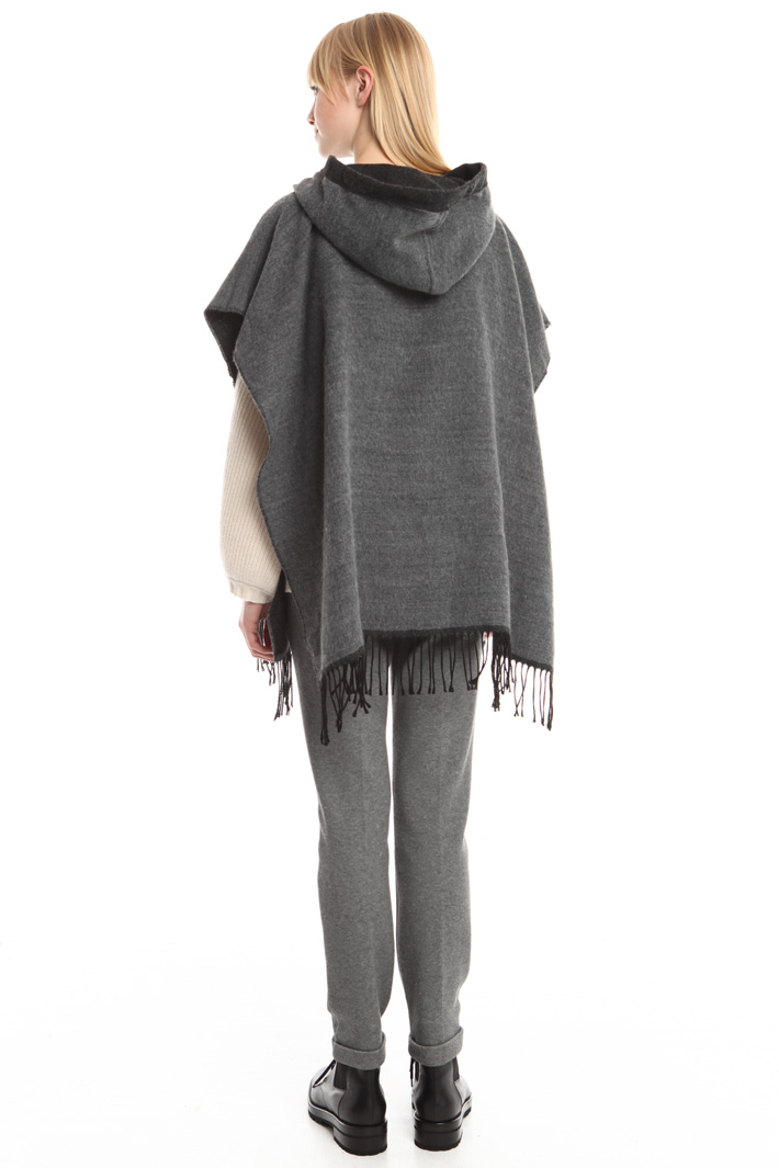 Poncho con cappuccio e frange Intrend Poncho con cappuccio e frange Intrend