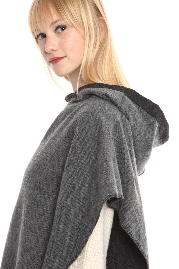 Poncho con cappuccio e frange Intrend Poncho con cappuccio e frange Intrend