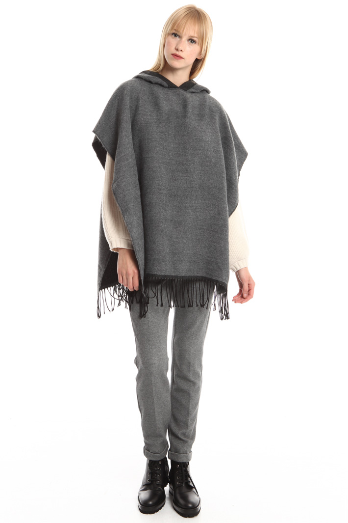 Poncho con cappuccio e frange Intrend Poncho con cappuccio e frange Intrend