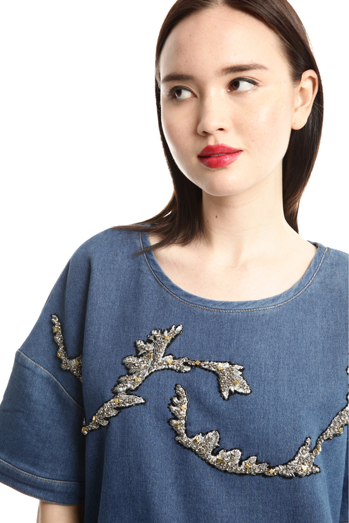 Top boxy con ricamo bijoux Intrend Top boxy con ricamo bijoux Intrend