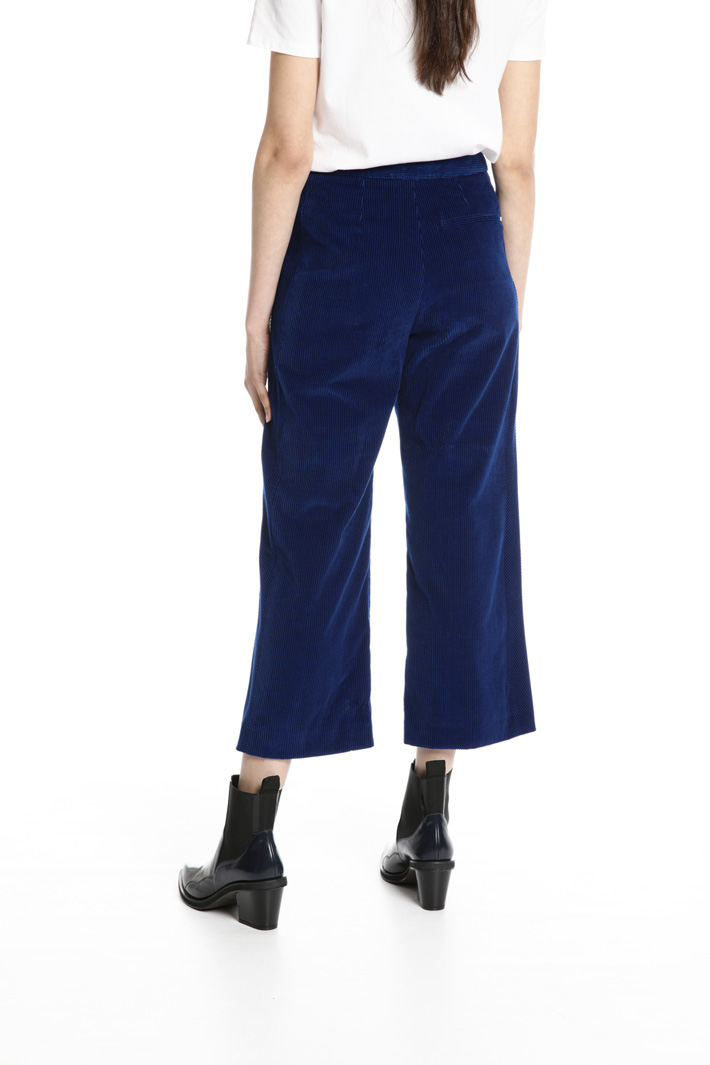 Cropped trousers in velvet Intrend Cropped trousers in velvet Intrend