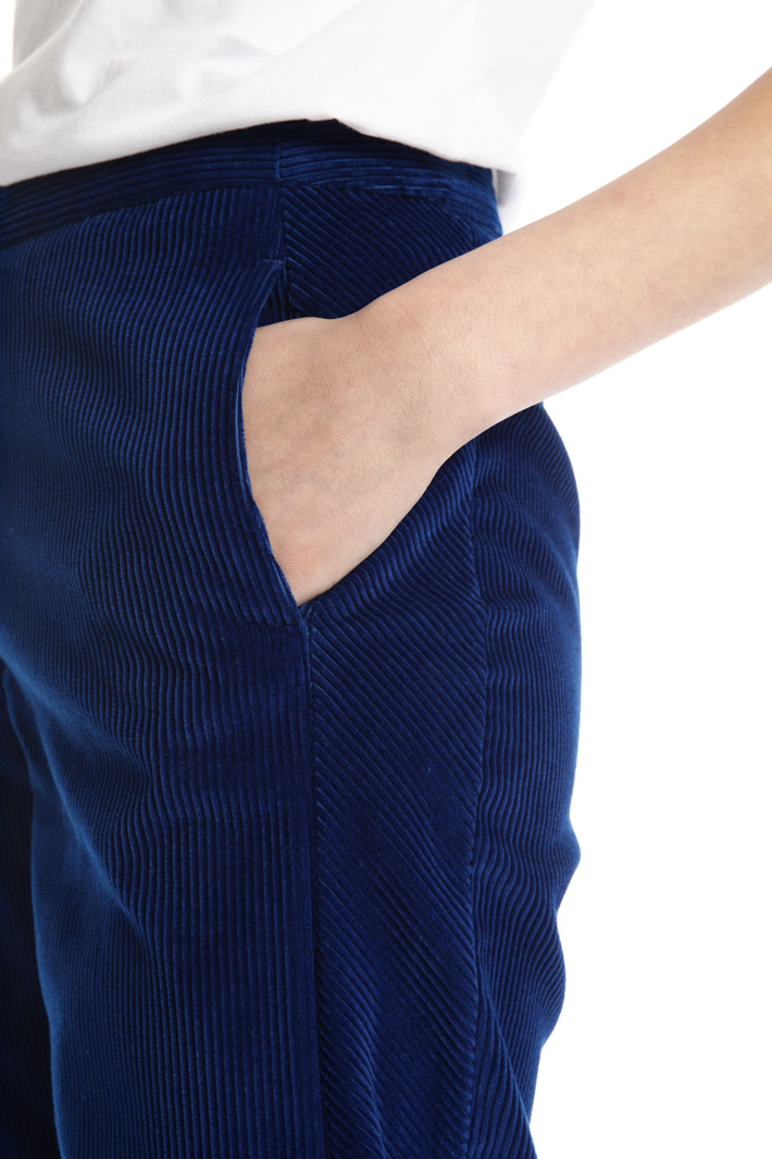 Cropped trousers in velvet Intrend Cropped trousers in velvet Intrend
