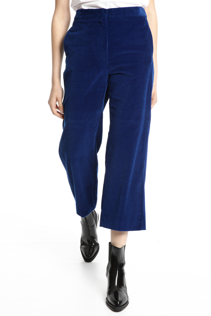 Cropped trousers in velvet Intrend Cropped trousers in velvet Intrend