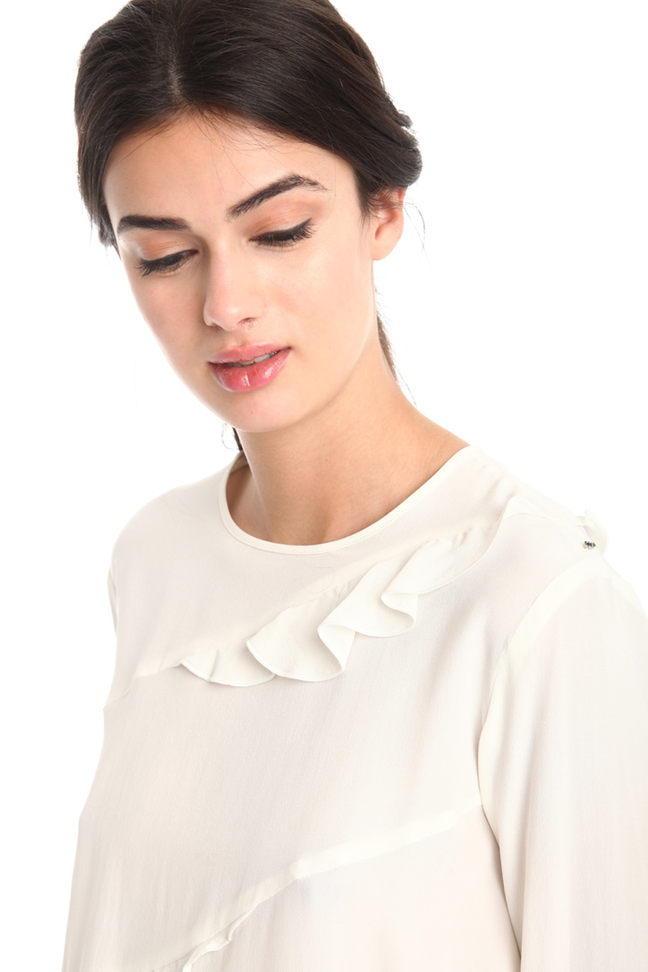 Blusa con volant in seta Intrend Blusa con volant in seta Intrend
