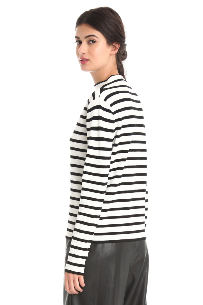 Maglia in viscosa a collo alto Intrend Maglia in viscosa a collo alto Intrend