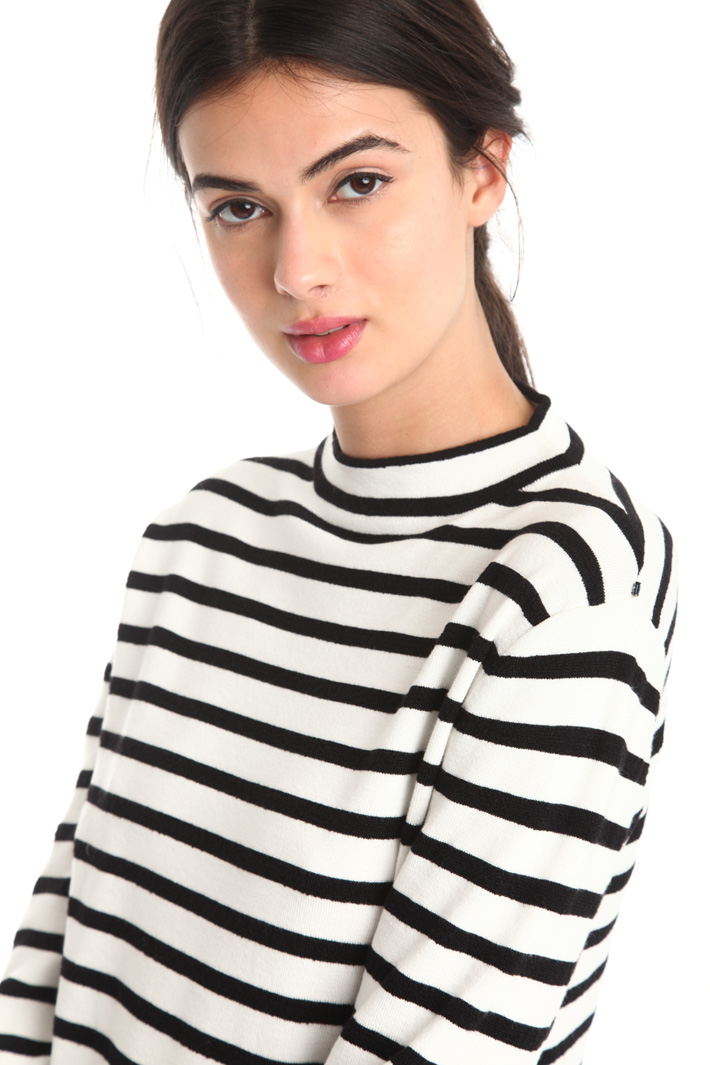 Maglia in viscosa a collo alto Intrend Maglia in viscosa a collo alto Intrend