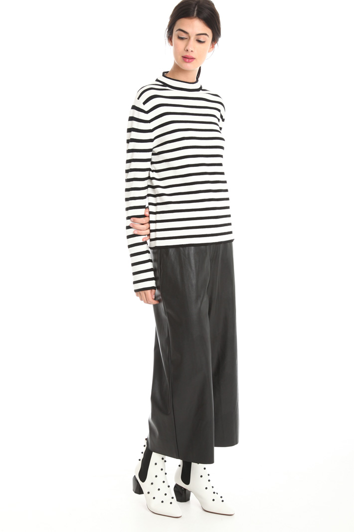 Maglia in viscosa a collo alto Intrend Maglia in viscosa a collo alto Intrend