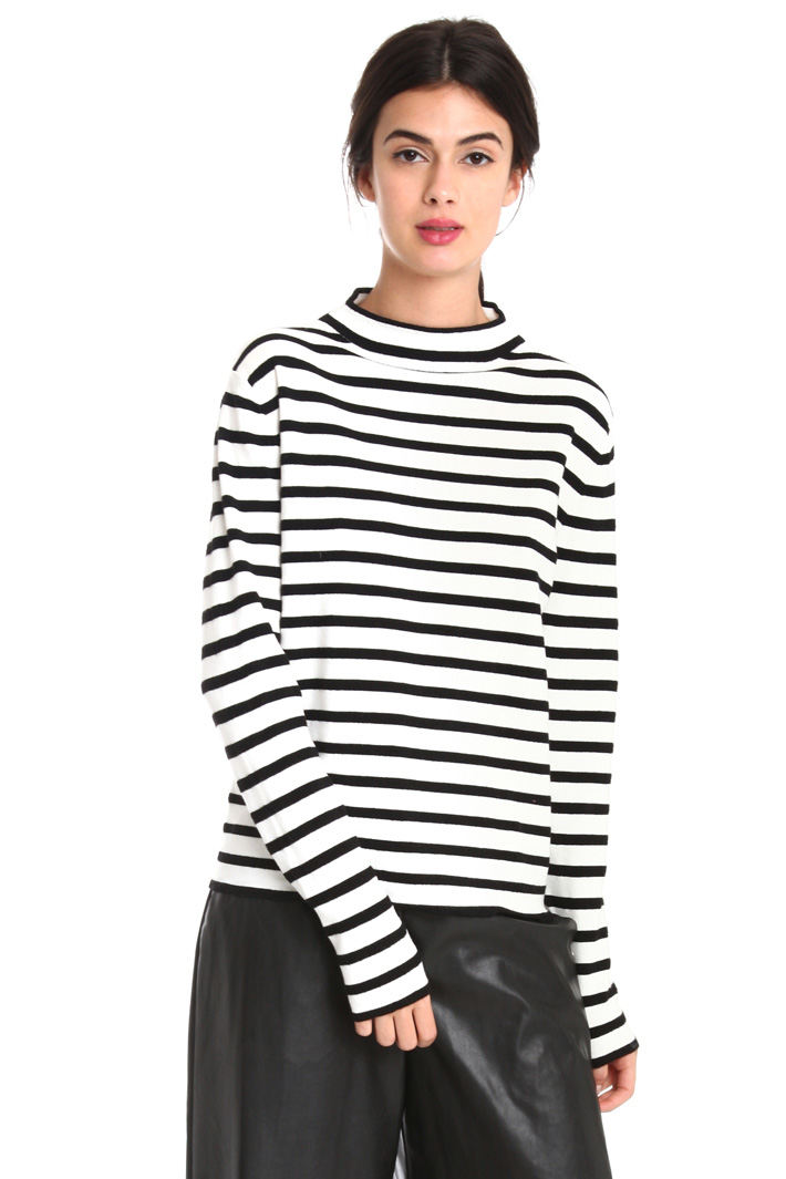 Maglia in viscosa a collo alto Intrend Maglia in viscosa a collo alto Intrend
