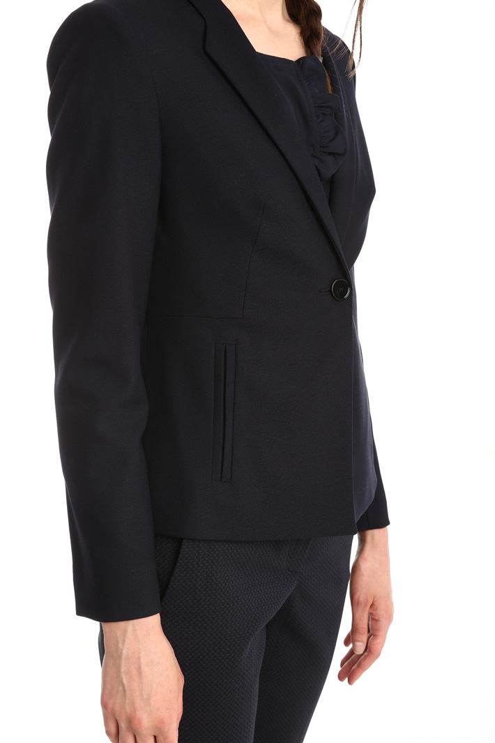 Semi-fitted crepe jacket Intrend Semi-fitted crepe jacket Intrend