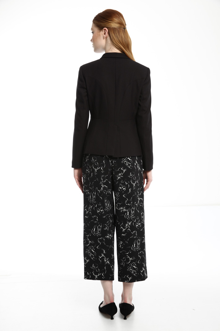 Semi-fitted crepe jacket Intrend Semi-fitted crepe jacket Intrend