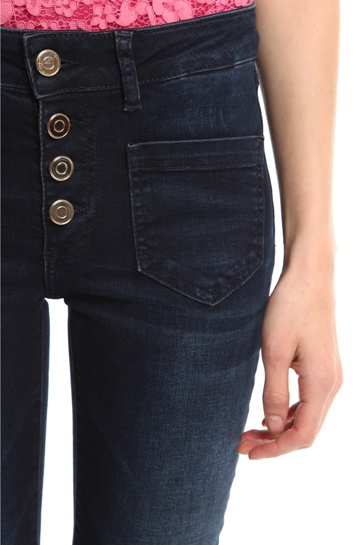 Jeans flared con bottoni Intrend Jeans flared con bottoni Intrend