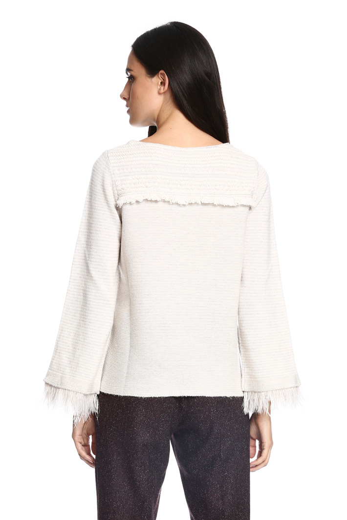 Maglia con piume e frange Intrend Maglia con piume e frange Intrend