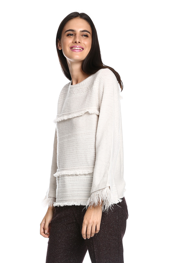 Maglia con piume e frange Intrend Maglia con piume e frange Intrend