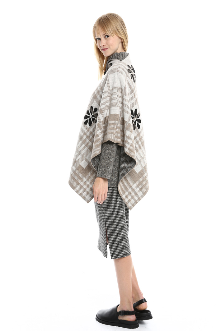 Patterned asymmetric poncho Intrend Patterned asymmetric poncho Intrend