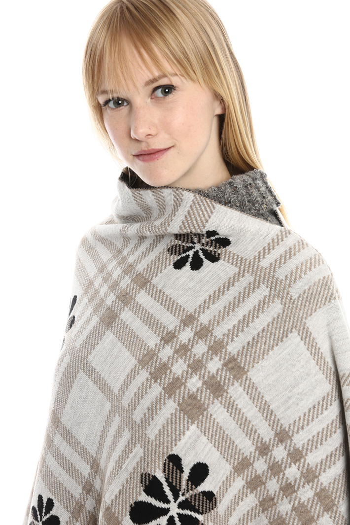Patterned asymmetric poncho Intrend Patterned asymmetric poncho Intrend