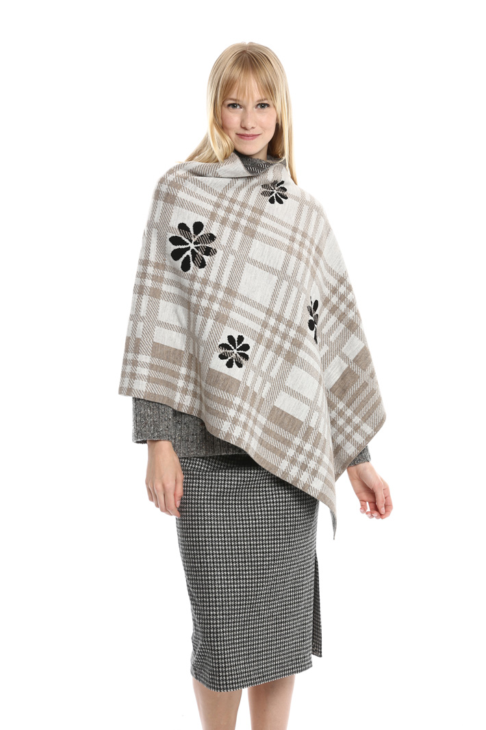 Patterned asymmetric poncho Intrend Patterned asymmetric poncho Intrend