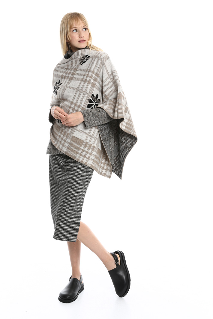 Patterned asymmetric poncho Intrend Patterned asymmetric poncho Intrend