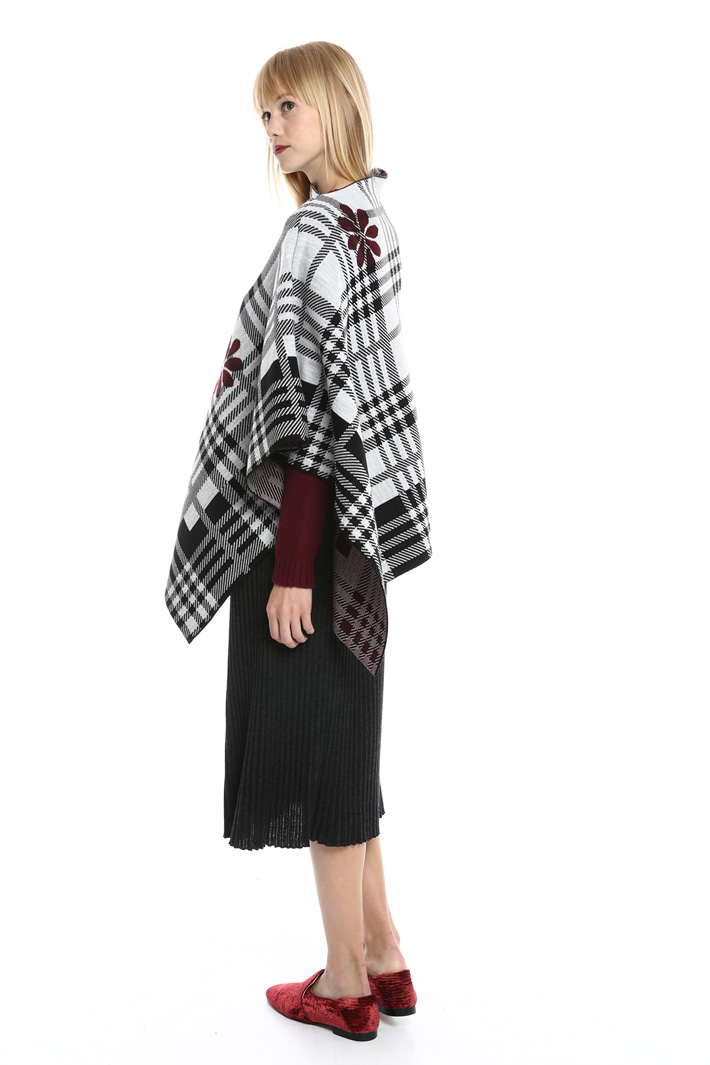 Patterned asymmetric poncho Intrend Patterned asymmetric poncho Intrend