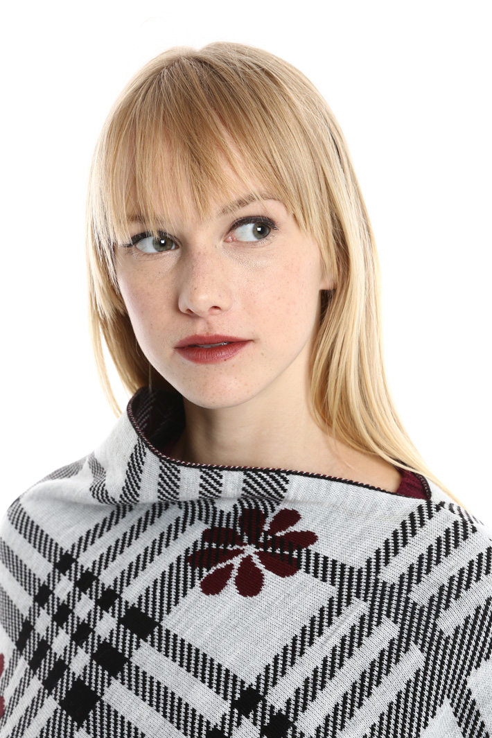 Patterned asymmetric poncho Intrend Patterned asymmetric poncho Intrend