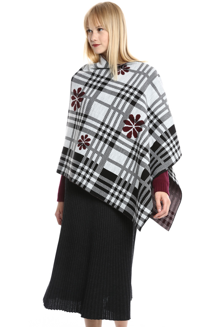 Patterned asymmetric poncho Intrend Patterned asymmetric poncho Intrend