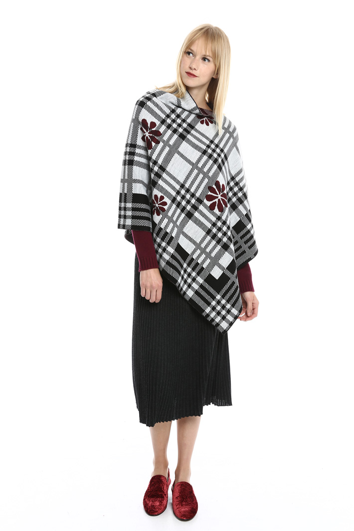 Patterned asymmetric poncho Intrend Patterned asymmetric poncho Intrend