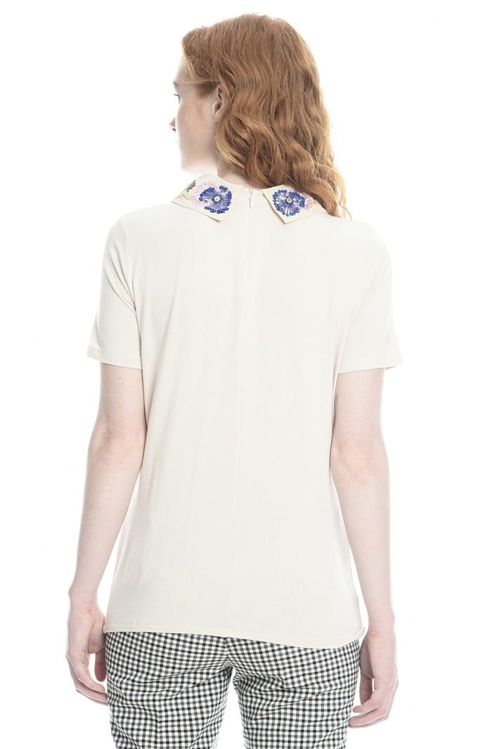 T-shirt con colletto ricamato Intrend T-shirt con colletto ricamato Intrend