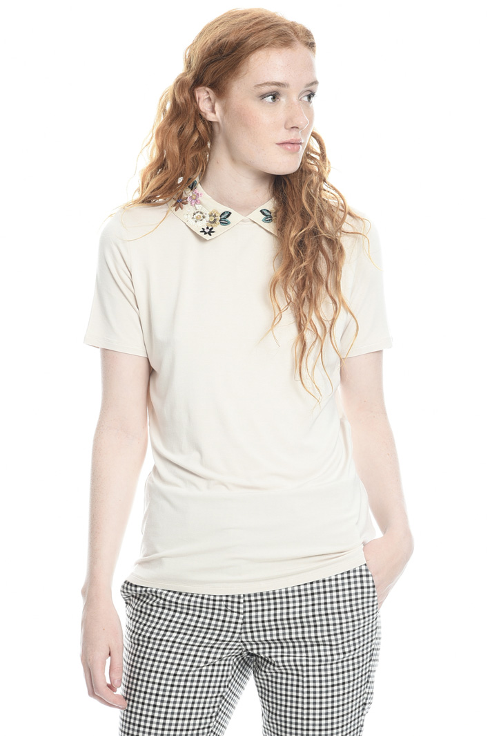 T-shirt con colletto ricamato Intrend T-shirt con colletto ricamato Intrend