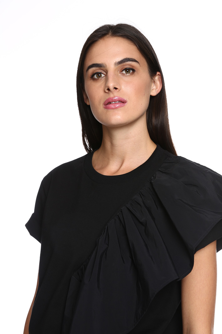 T-shirt con maxi volant Intrend T-shirt con maxi volant Intrend