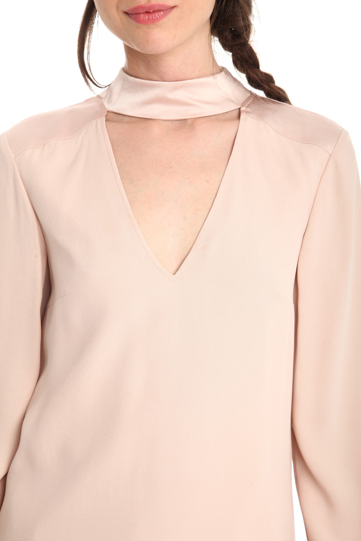 Blusa in crepe enver satin Intrend Blusa in crepe enver satin Intrend