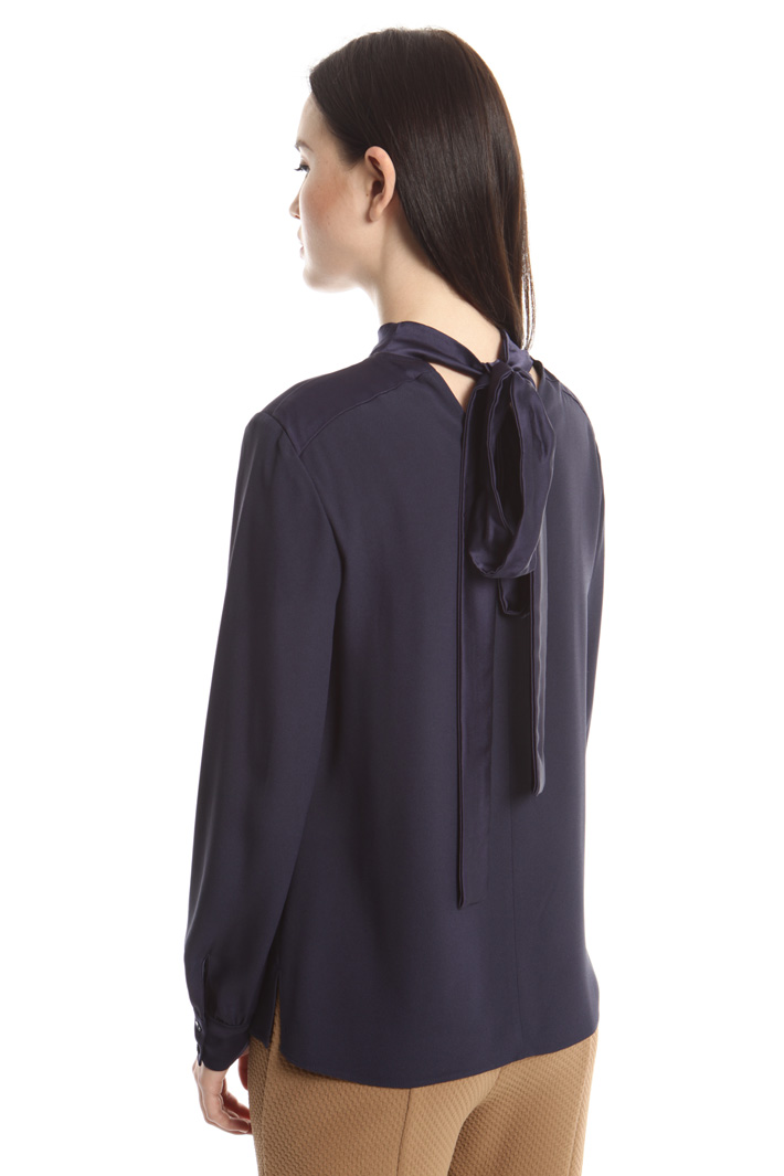 Blusa in crepe enver satin Intrend Blusa in crepe enver satin Intrend