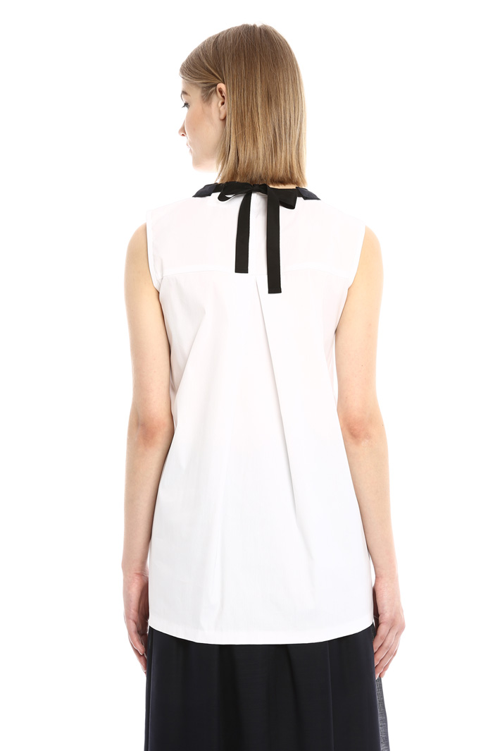 Top con collo bijoux Intrend Top con collo bijoux Intrend