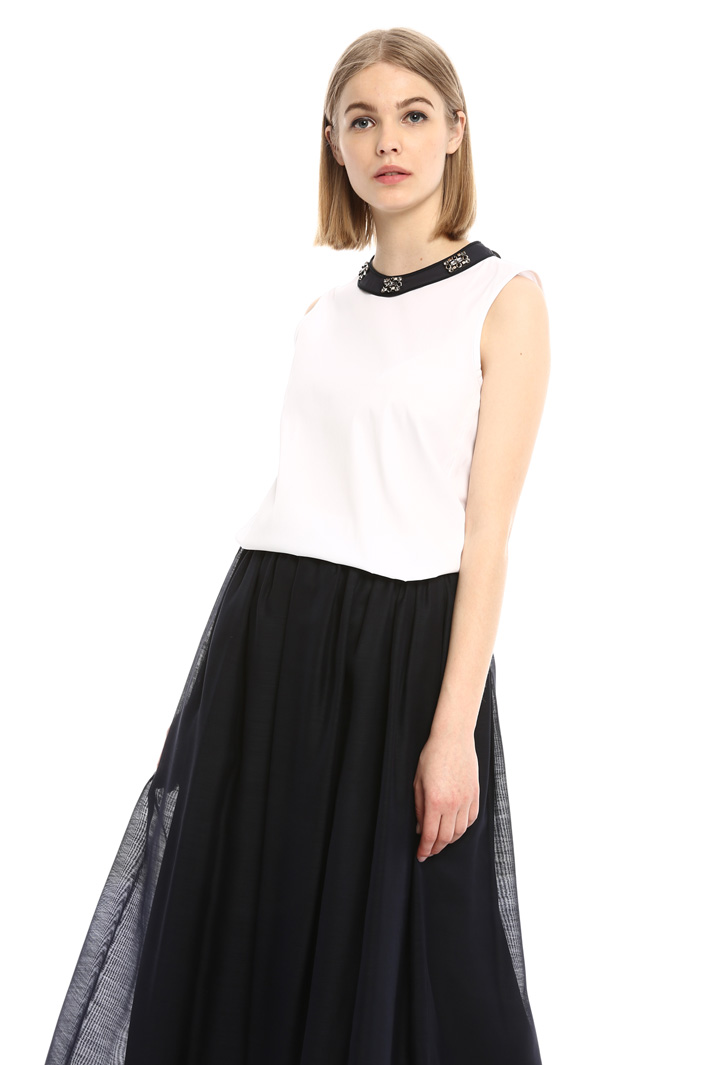 Top con collo bijoux Intrend Top con collo bijoux Intrend