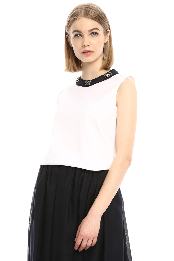 Top con collo bijoux Intrend Top con collo bijoux Intrend