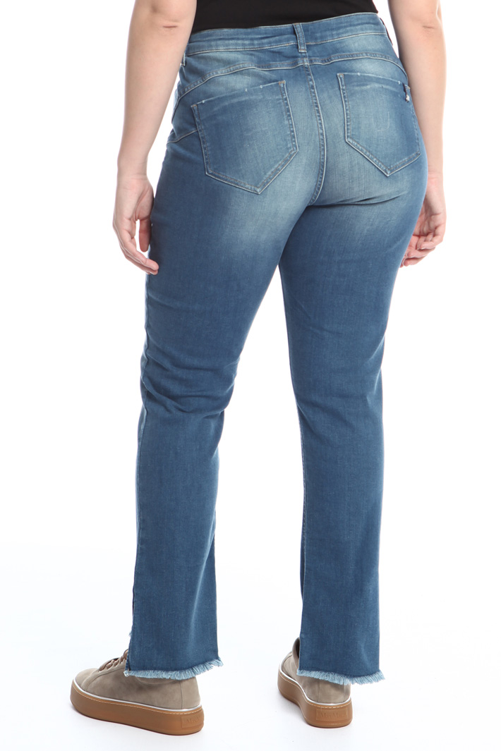 Jeans con fondo asimmettrico Intrend Jeans con fondo asimmettrico Intrend