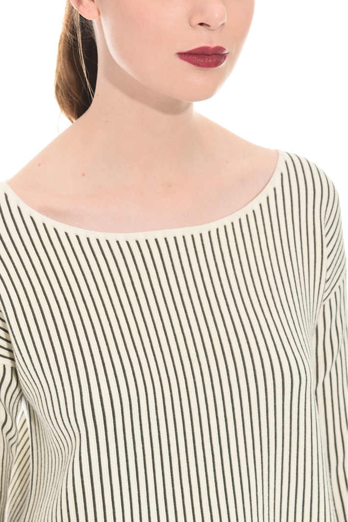 Pleated hem sweater Intrend Pleated hem sweater Intrend