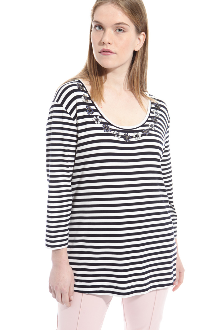 T-shirt con ricamo bijoux Intrend T-shirt con ricamo bijoux Intrend
