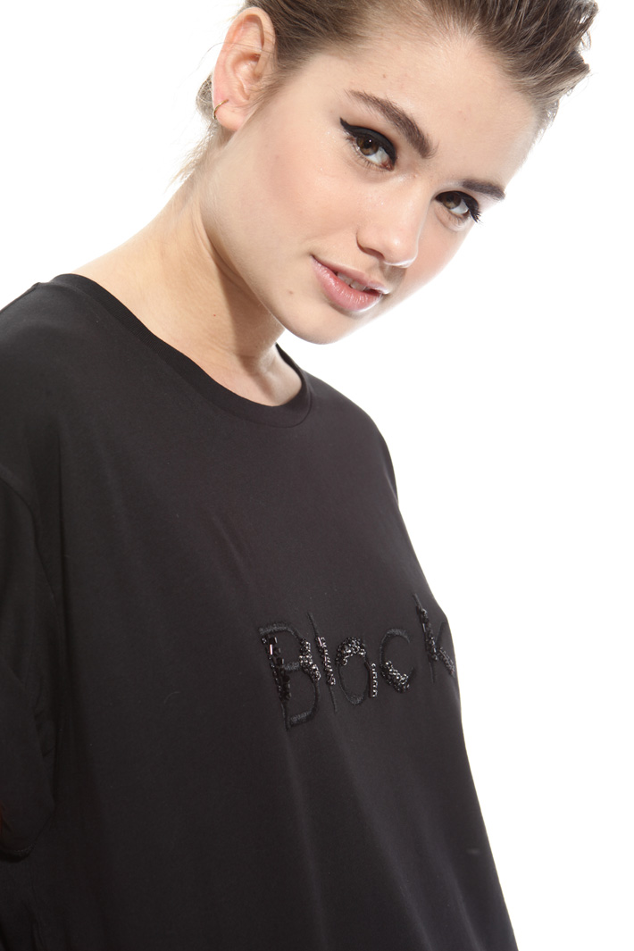 T-shirt con ricami bijoux Intrend T-shirt con ricami bijoux Intrend